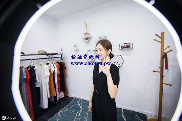 草根如何做直播电商,靠拍短视频1年赚钱开路虎
